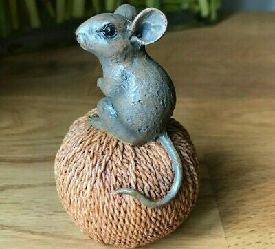 Mouse on a ball of string